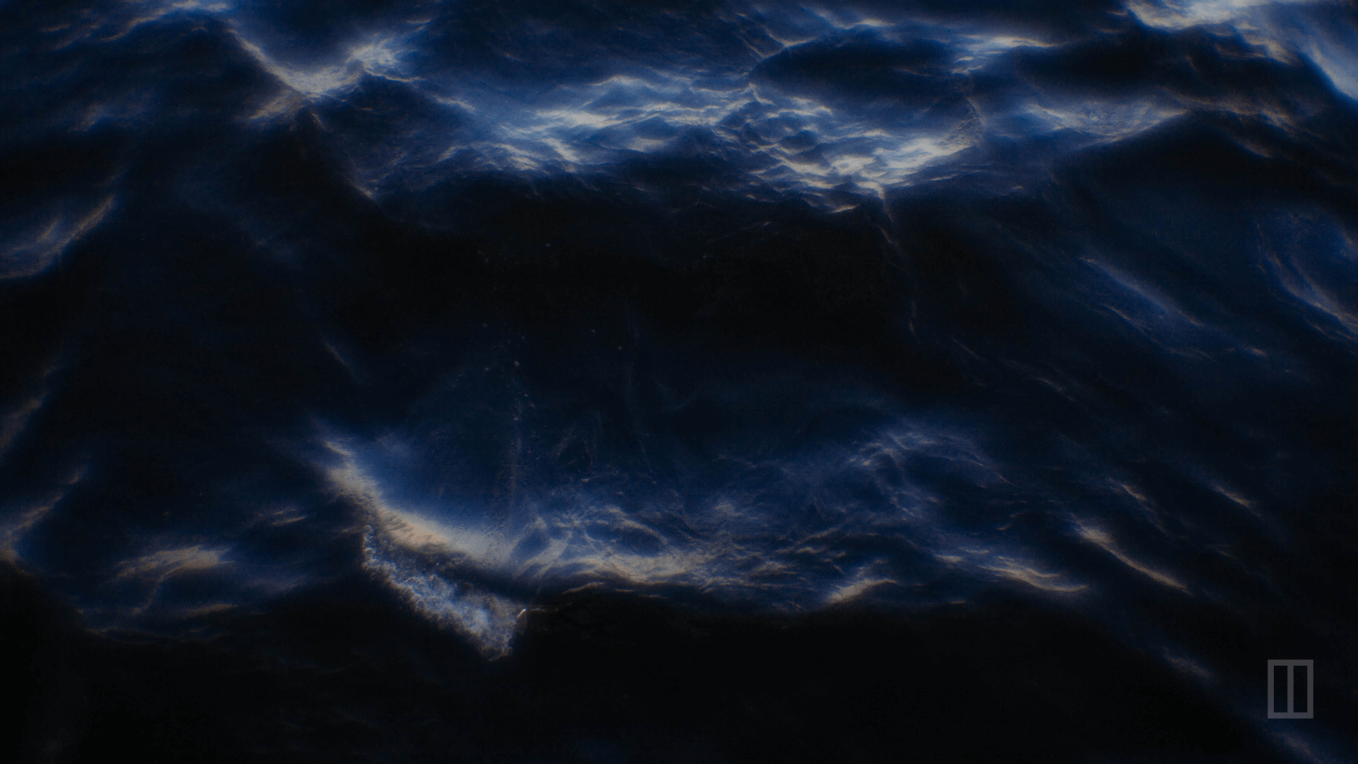 濃い藍色の波の画像